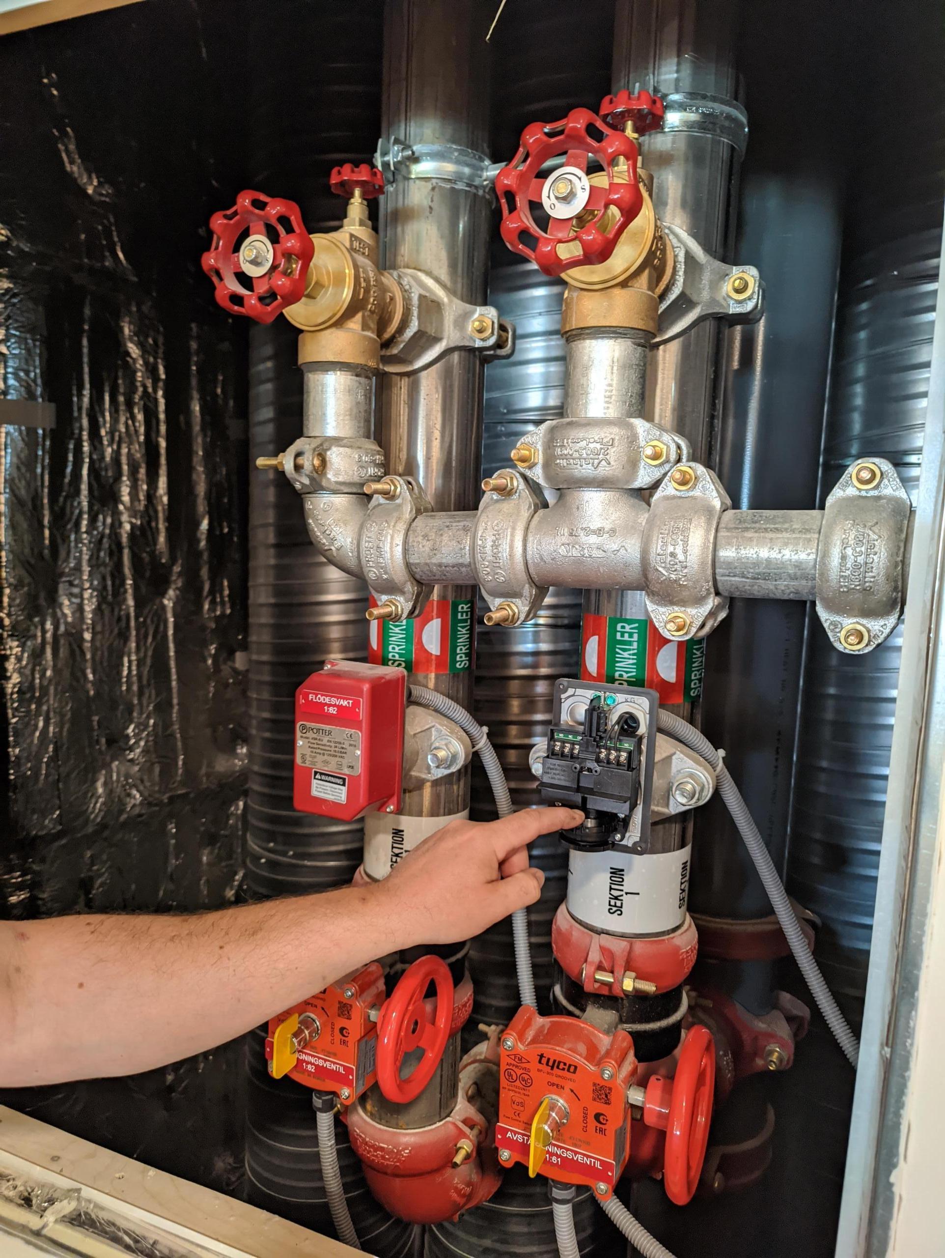 Kapacitetsprov av sprinkler – tekniker testar flödesvakt och ventiler för att säkerställa tryck och funktion i sprinklersystemet.