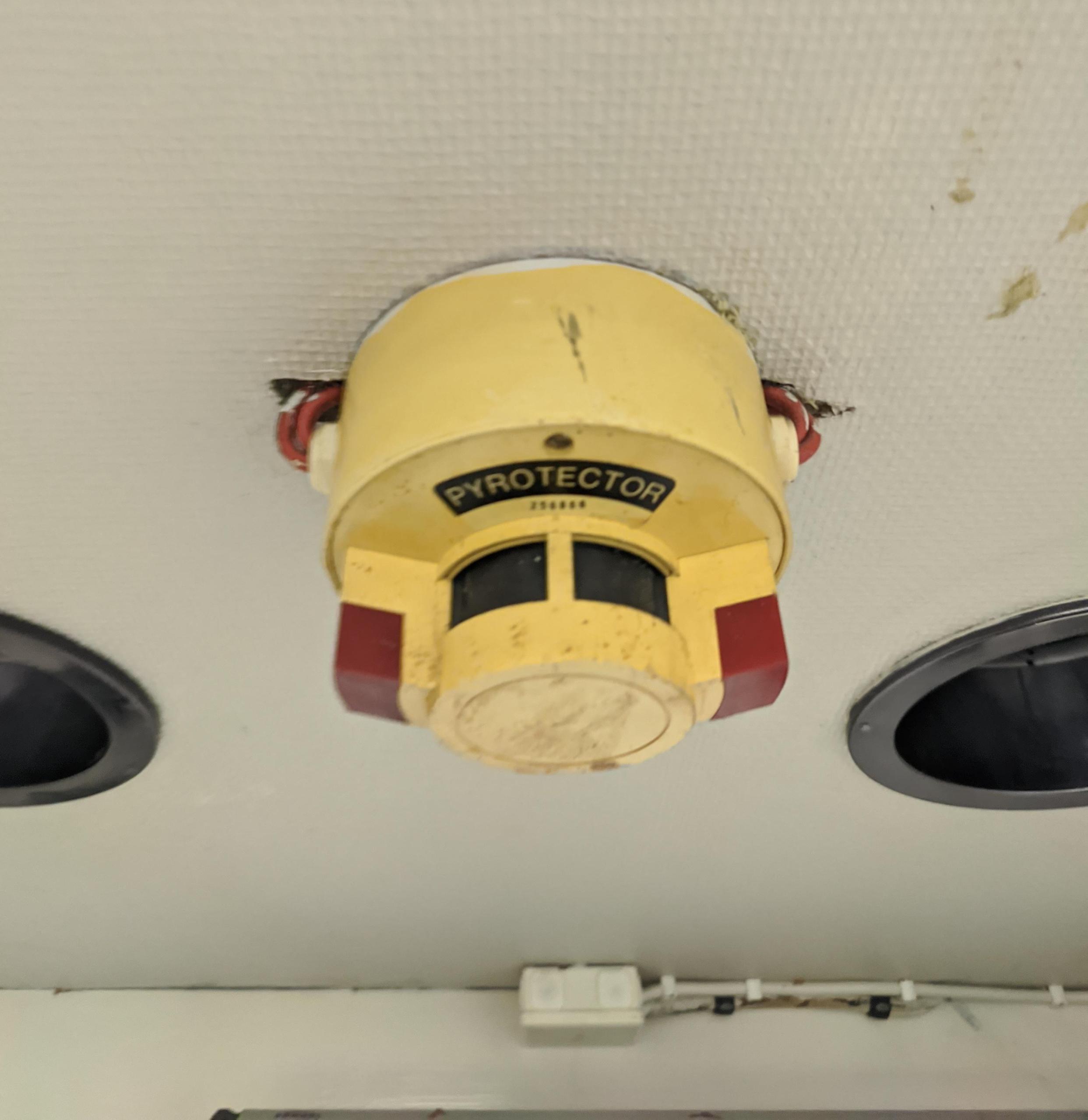 Detektor kopplad till sprinklersystem – dokumentation vid besiktning av sprinkleranläggning för att säkerställa funktion och efterlevnad.