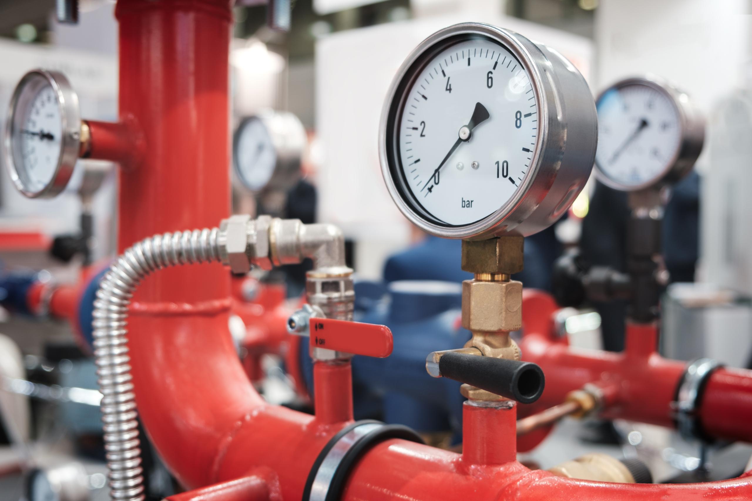 Besiktning av gassläcksystem – tryckmätare på rörsystem används för att kontrollera trycknivåer och säkerställa funktion.